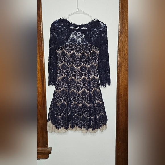 Betsy & Adam open back lace dress with 3/4 sleeves. Fit and flare. Size 8 Medium - Picture 8 of 12